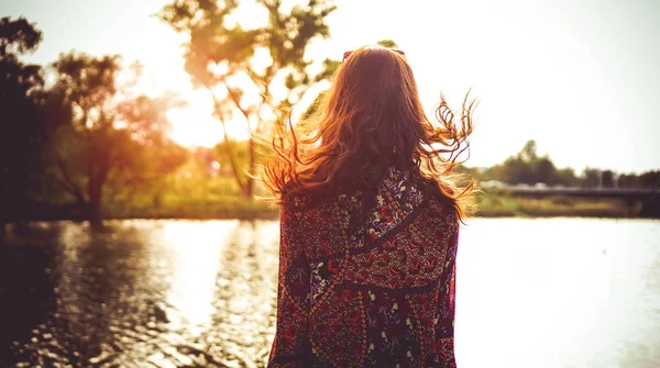 Indietro di donna che riposa sulla natura vicino al fiume — Foto Stock