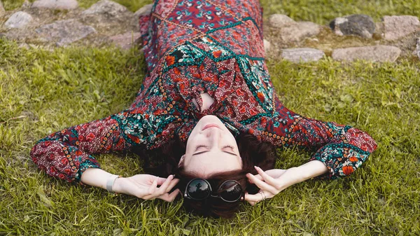 Junge Frau im Gras liegend. Menschen entspannen sich im Freien. — Stockfoto