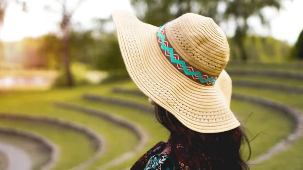 Linda jovem senhora em brilho através do vestido toque chapéu de palha — Fotografia de Stock