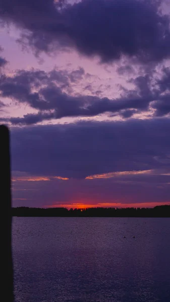 Violet purple sunset, Black sea surface under sky — Stock Photo, Image