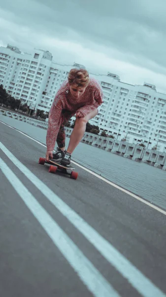 Menina bonita com tatuagens com longboard — Fotografia de Stock