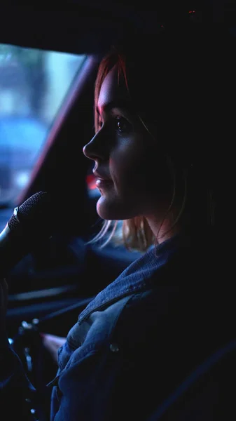 Woman in car with microphone — Stock Photo, Image