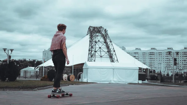 Jovem mulher desportiva montando no longboard — Fotografia de Stock