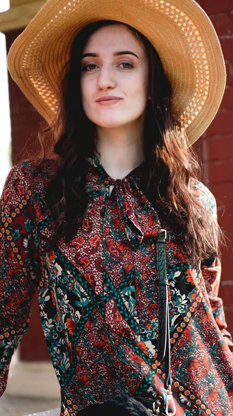 Портрет красивої жінки в сукні і солом'яному капелюсі в сонячний теплий день погоди — стокове фото