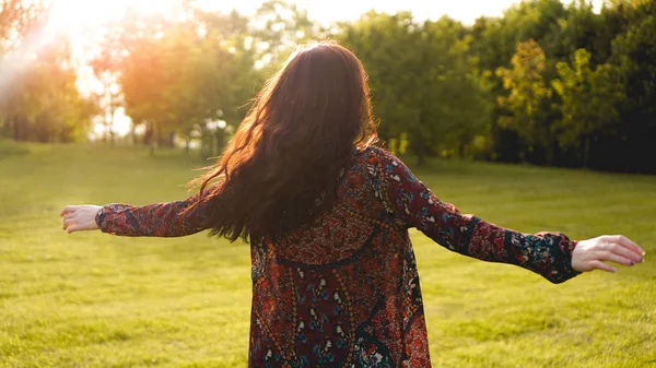 Attraente giovane donna godendo il suo tempo fuori nel parco — Foto Stock