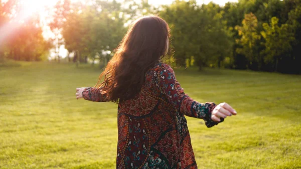 Attraente giovane donna godendo il suo tempo fuori nel parco — Foto Stock