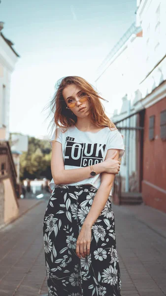 Retrato de moda mujer bonita con estilo en gafas de sol posando en la ciudad —  Fotos de Stock