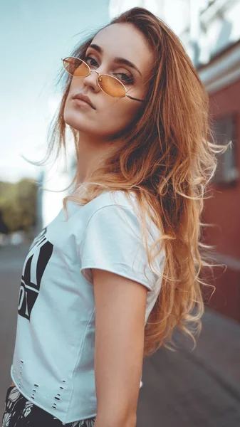 Retrato de moda mujer bonita con estilo en gafas de sol posando en la ciudad —  Fotos de Stock