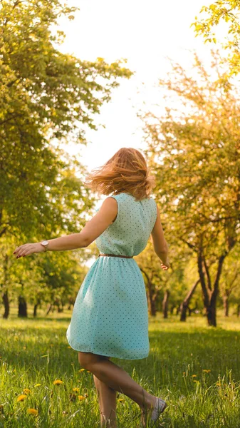 Ragazza di primavera godendo la natura. Bella giovane donna all'aperto — Foto Stock