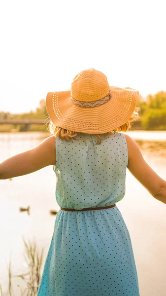 Ragazza di primavera godendo la natura. Bella giovane donna all'aperto — Foto Stock