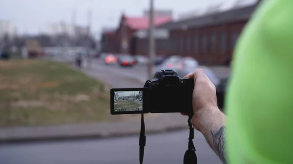 Young man photographer holds camera. Photographer concept. — Stok fotoğraf