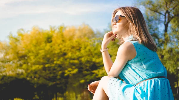 Junge Frau im sonnigen Garten. Sommertag im Freien. Freiheitskonzept — Stockfoto