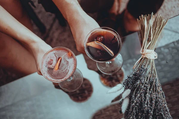 Romantisches Date. Liebhaber halten Cocktails in der Hand. Liebeskonzept — Stockfoto