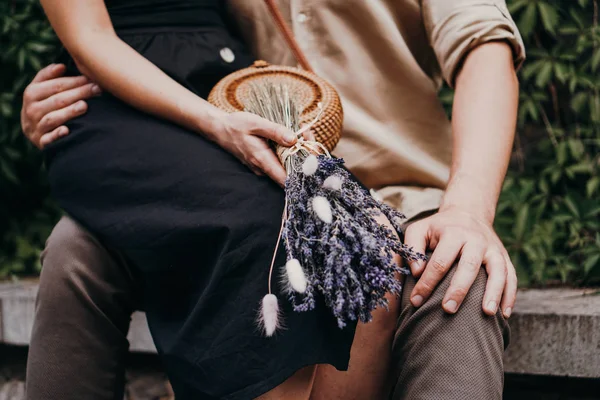 여자 손에 라벤더 꽃의 꽃다발. 사랑, 관계, 로맨스 개념 — 스톡 사진