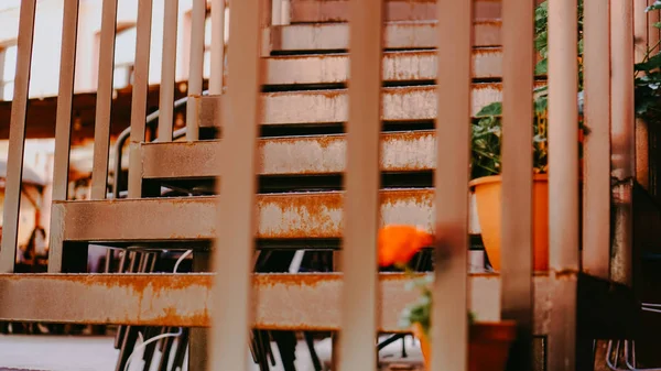 Korkuluk ların kapatılması ve çiçeklerle basamaklar