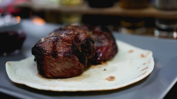 Saftige Fleischstücke. Steak auf Fladenbrot — Stockfoto