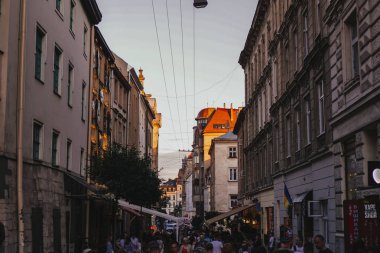 Lviv. Ukrayna 29 Haziran 2019. Şehir merkezin akşam ışıkları. Kafeler, insanlar