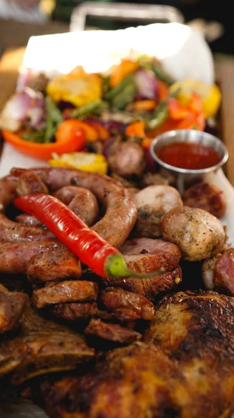 Mieszany grillowany talerz mięsa. Różne pyszne grillowane mięso z warzywami. — Zdjęcie stockowe