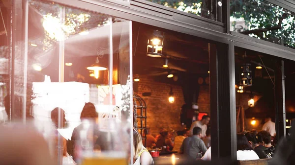 Nahaufnahme eines europäischen Cafés. Outdoor-Restaurant im Sommer Abend in lviv, Ukraine — Stockfoto