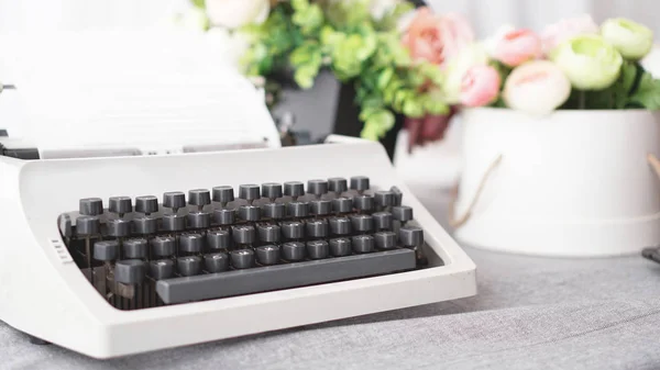Máquina de escrever vintage com papel. tecnologia retro máquina — Fotografia de Stock