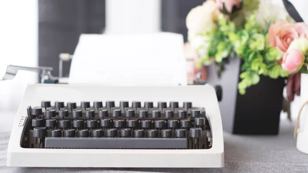 Máquina de escrever vintage com papel. tecnologia retro máquina — Fotografia de Stock