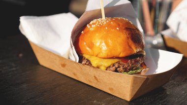 Açık mutfakta gıda tezgahında servis ediliyor Beef burgers