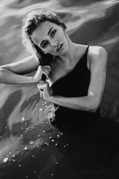 Joven hermosa mujer de pie en el agua. —  Fotos de Stock