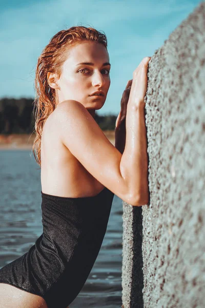 Jonge mooie vrouw staan in het water. — Stockfoto