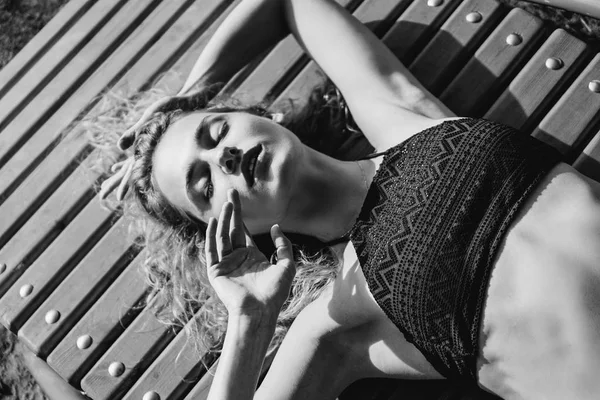 Sahilde rahatlatıcı mayo güzel genç kadın portresi — Stok fotoğraf