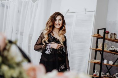 Güzel seksi kahverengi kıvırcık uzun saçlı kadın stüdyoda poz