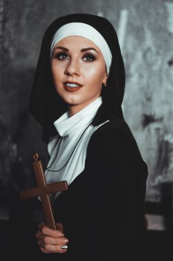 Seksi rahibe kapalı dua ediyor. Güzel genç kutsal kız kardeş.