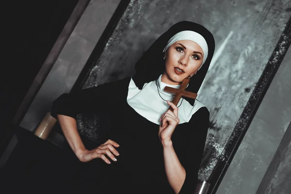 Sexy Nun bidt indoor. Mooie jonge Heilige zus. — Stockfoto