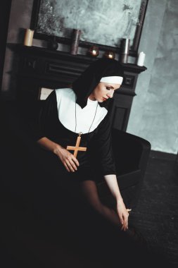 Seksi rahibe kapalı dua ediyor. Güzel genç kutsal kız kardeş.