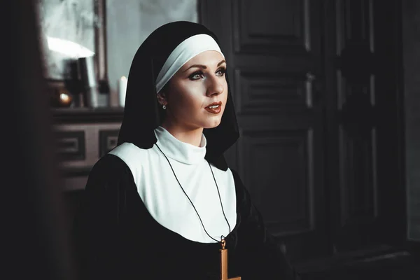 Сексуальная монашка молится в помещении. Прекрасная молодая святая сестра . — стоковое фото