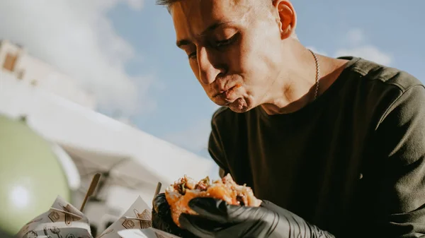 Άνθρωπος που κάνει υπαίθρια φεστιβάλ φαγητού του δρόμου, μπύρα και burger εκδήλωση — Φωτογραφία Αρχείου