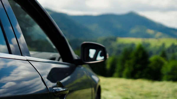 Autó a hegyi úton való utazáshoz — Stock Fotó