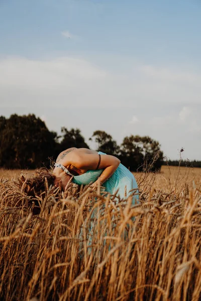 Bela jovem mulher dançando no campo — Fotografia de Stock