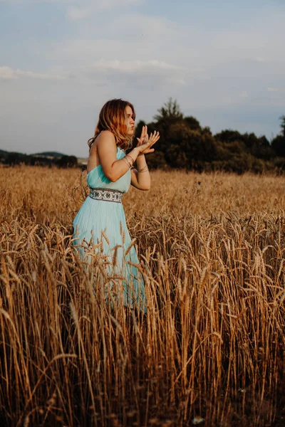 Bela jovem mulher dançando no campo — Fotografia de Stock