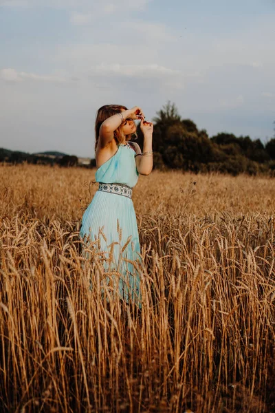 Bela jovem mulher dançando no campo — Fotografia de Stock