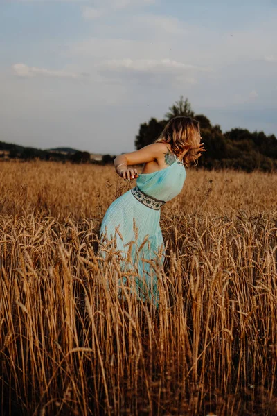 Bela jovem mulher dançando no campo — Fotografia de Stock