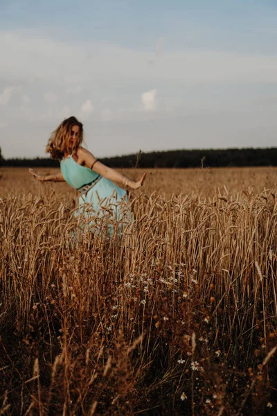Bela jovem mulher dançando no campo — Fotografia de Stock
