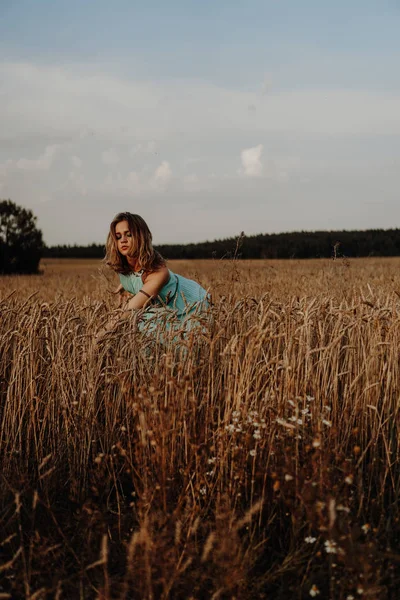 Hermosa mujer joven bailando en el campo — Foto de Stock