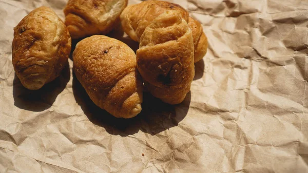 Desayuno francés con croissant, vajilla kraft sobre papel kraft —  Fotos de Stock