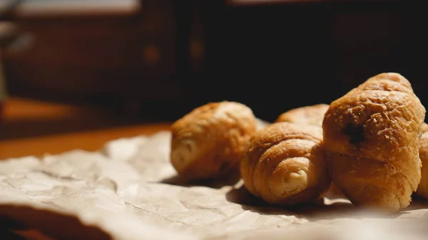 Desayuno francés con croissant, vajilla kraft sobre papel kraft —  Fotos de Stock