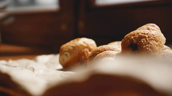 Francuskie śniadanie z rogalikiem, naczyniami Kraft na papierze Kraft — Zdjęcie stockowe