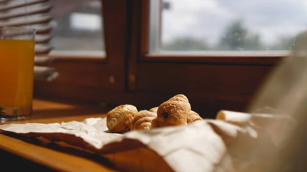 Petit déjeuner français avec croissant, vaisselle kraft sur papier kraft — Photo