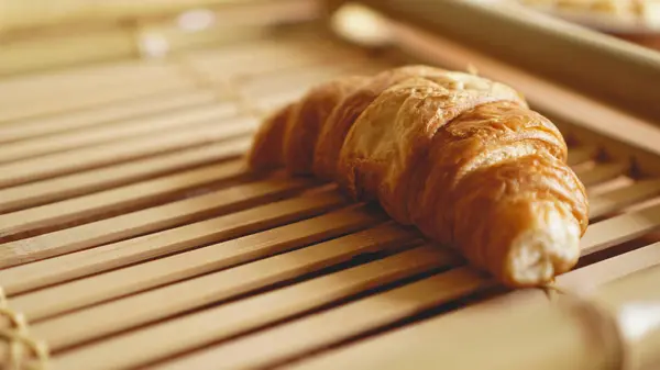 Croissants frescos sobre fondo rústico de madera. Enfoque selectivo, horizontal —  Fotos de Stock