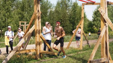 Minsk, Bularus. 28 Temmuz 2019. Spor müsabakaları, doğa. Erkekler egzersiz