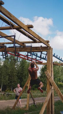 Minsk, Bularus. 28 Temmuz 2019. Spor müsabakaları, doğa. Erkekler egzersiz