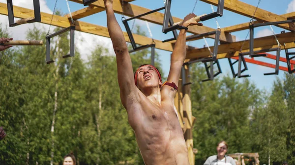 Minsk, Bularus. July 28, 2019. Sport competitions, nature. Men exercise — Stock Photo, Image